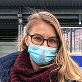 Frisch geimpft: Intensivmedizinerin Viviane Zotzmann verlässt als Erste die Freiburger Messehalle.