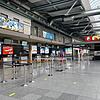 Nichts los am Flughafen Friedrichshafen: Die Abflughalle ist seit Monaten nahezu immer leer. Ohne Passagiere auch kein Geschäft.