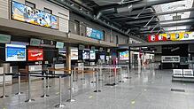 Nichts los am Flughafen Friedrichshafen: Die Abflughalle ist seit Monaten nahezu immer leer. Ohne Passagiere auch kein Geschäft.