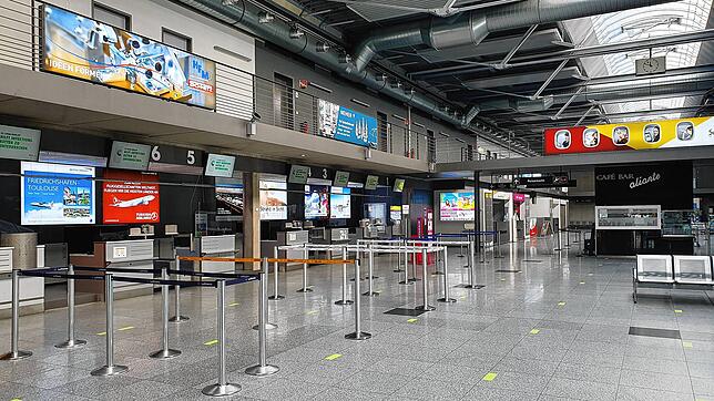Nichts los am Flughafen Friedrichshafen: Die Abflughalle ist seit Monaten nahezu immer leer. Ohne Passagiere auch kein Geschäft.
