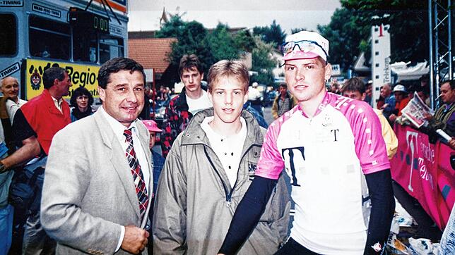 Nach der Siegerehrung: Altbürgermeister Klaus Denzinger mit Sohn Christoph und dem Tour-Sieger Jan Ullrich. Bild: privat