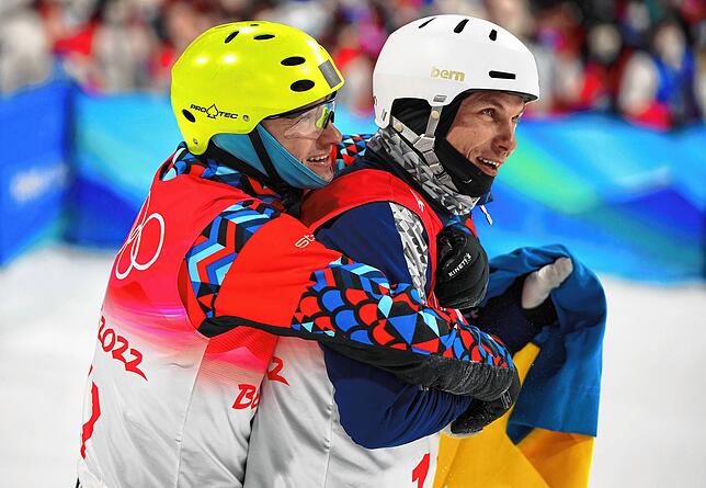 Ilja Burow vom Russischen Olympischen Komitee (links) umarmt Oleksandr Abramenko aus der Ukraine.