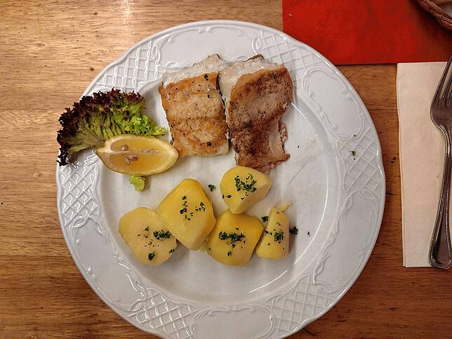 Kabeljau mit Salzkartoffeln: sehr fein, aromatisch und erstaunlich sättigend.