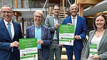 Landrat Sven Hinterseh, Christoph Zeller, Hatem Saleh, Bürgermeister Fritz Link und Meike Kreysing (von links) präsentieren das Programm ...