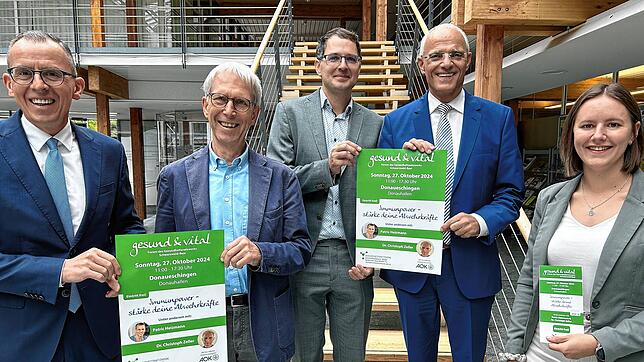 Landrat Sven Hinterseh, Christoph Zeller, Hatem Saleh, Bürgermeister Fritz Link und Meike Kreysing (von links) präsentieren das Programm ...