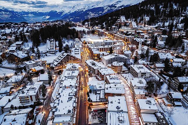 Klein aber sehr fein: Eine Luftaufnahme des Ferienortes Crans-Montana im Schweizer Wallis, der auf einem Plateau mit Blick auf das ...
