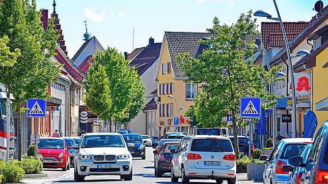 Über die Hüfinger Hauptstraße fließt mit der Sperrung des Allmendshofer Zubringers jetzt schon mehr Verkehr. Ab Mittwoch wird dann auch ...
