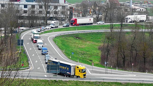 Immer wieder Stau auf der Abfahrt Geisingen der Autobahn 81 und unten ein Unfallschwerpunkt: Zwei Gründe für den Bau einer Ampelanlage ...