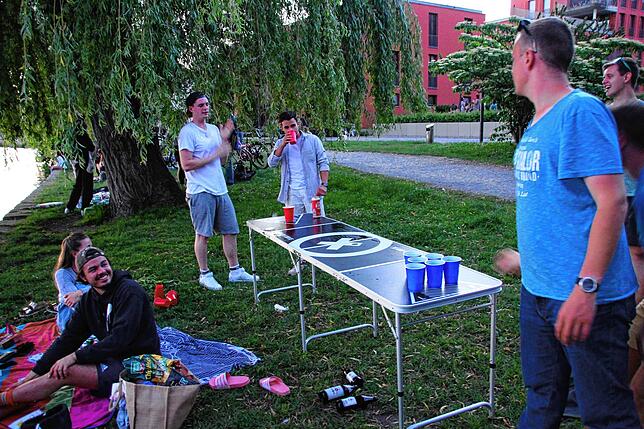Stuttgarter Studenten beim Beerpong spielen.