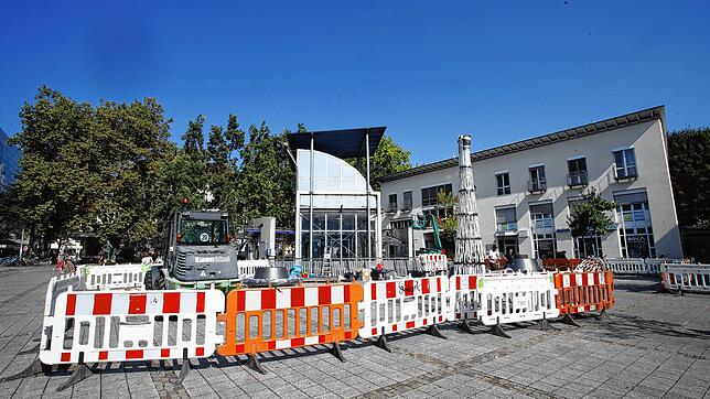 Absperrungen, Bauarbeiter und neugierige Passanten: Es tut sich was auf dem Augustinerplatz. Es sind die Vorarbeiten, damit sich zarte ...