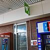 Ein automatischer externer Defibrillator, kurz AED, links neben dem Geldautomat am Radolfzeller Bahnhof. Das grüne Schild oben weist auf ...
