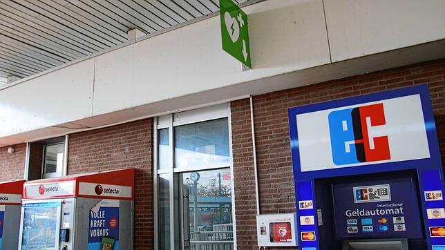 Ein automatischer externer Defibrillator, kurz AED, links neben dem Geldautomat am Radolfzeller Bahnhof. Das grüne Schild oben weist auf ...