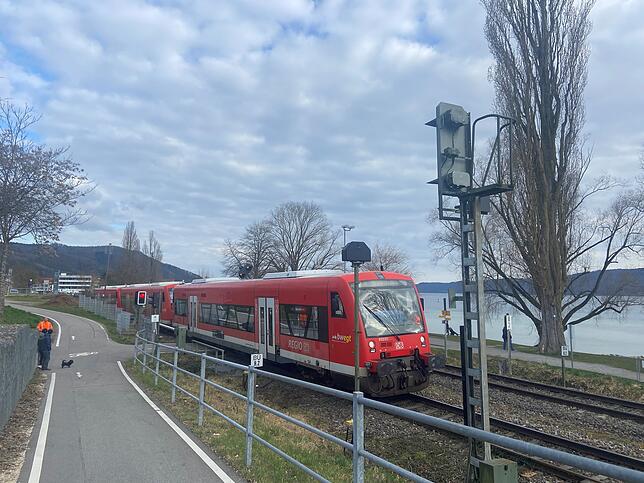 Der Zug nach Radolfzell kam wenige Meter hinter dem Bahnübergang zum Stehen. Die Fahrgäste mussten zunächst sitzen bleiben.