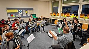Das Stammorchester des Akkordeonvereins Junge Donau bereitet sich intensiv auf den Auftritt beim World Music-Festival in Innsbruck vor. ...