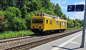 Ein Reparaturzug der DB am Haltepunkt Wollmatingen am Mittwoch, 18. Juni. Am Vortag war bei Allensbach eine Oberleitung beschädigt worden.