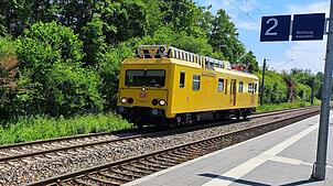 Ein Reparaturzug der DB am Haltepunkt Wollmatingen am Mittwoch, 18. Juni. Am Vortag war bei Allensbach eine Oberleitung beschädigt worden.