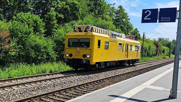 Ein Reparaturzug der DB am Haltepunkt Wollmatingen am Mittwoch, 18. Juni. Am Vortag war bei Allensbach eine Oberleitung beschädigt worden.