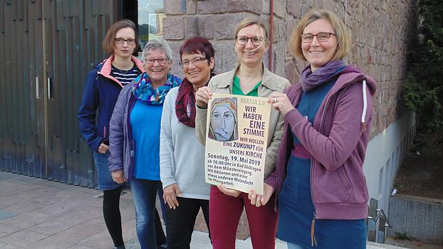 Danijela Landes, Andrea Koubik, Waltraud Wunderle, Sonja Spieldenner und Roswitha Thesing (von links) organisieren eine Aktion vor dem ...