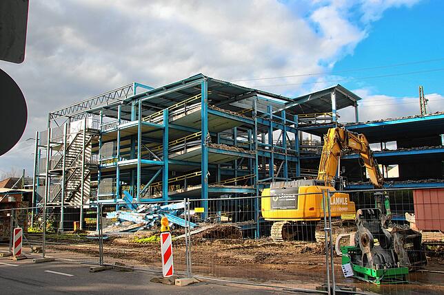 Die Abrissarbeiten am Parkhaus in der Julius-Bührer-Straße, Ecke Rielasinger Straße, haben begonnen. Es soll mit einem Neubau ...
