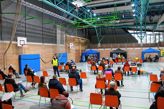 Entspannt warteten die Impfwilligen, bis sie an der Reihe waren. Die Stimmung in der Jahnhalle war entspannt, alles war sehr gut ...