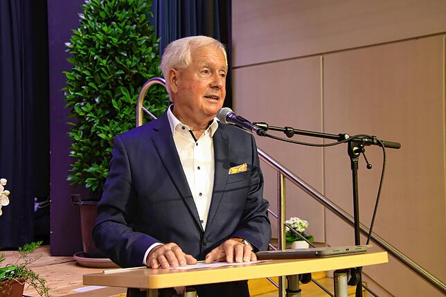 Der scheidende Bürgermeisterstellvertreter Werner Gaiser bedankte sich im Namen aller Ausgezeichneten für die Dankesworte und die ...