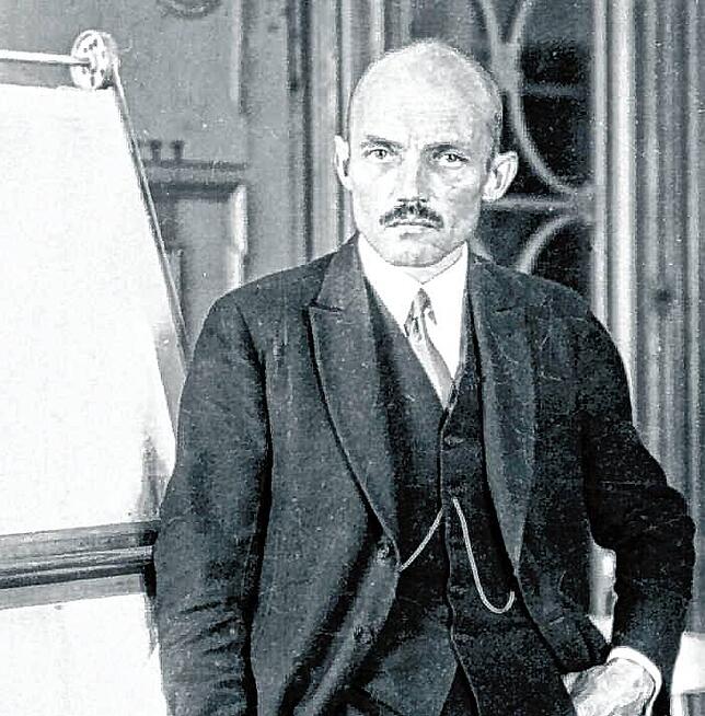 Claude Dornier in der Abteilung Do am Zeichenbrett.