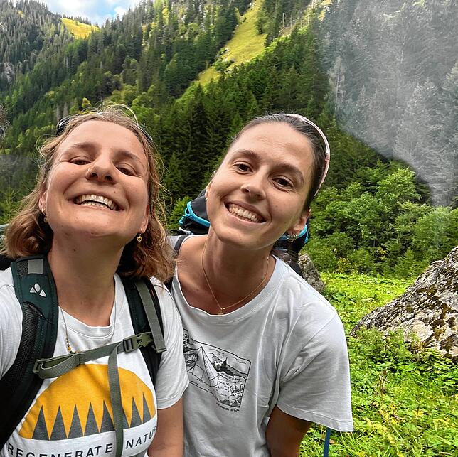 Sophia Sandkühler und Stefanie Ritter bei einem ihrer Ausflüge in die Berge.