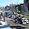 Links entsteht die neue, barrierefreie Bushaltestelle.
