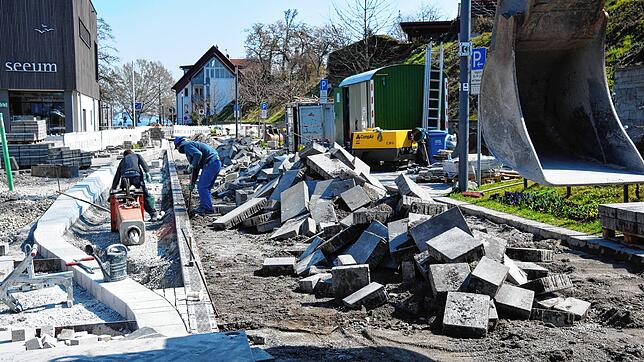 Links entsteht die neue, barrierefreie Bushaltestelle.