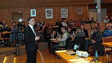 Bürgermeister Sebastian Stiegeler (links ) informierte die Bevölkerung von Höchenschwand unter dem Motto &bdquo;Was war, was geht, was ...