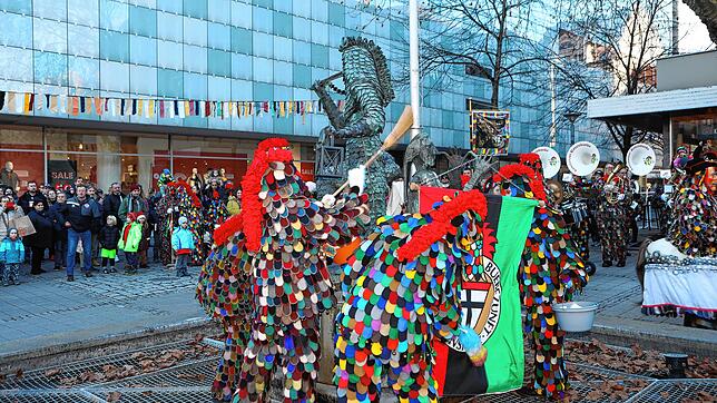 Bild 23: Konstanzer Fasnacht: Blätzlebuebe feiern den Auftakt 2023 auf dem Augustinerplatz