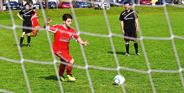 Beim Nachbarn: Vor rund zehn Jahren spielte Luigi „Gino“ Lentisco beim FC Grießen. Hier verwandelt er im März 2014 einen Strafstoß im ...