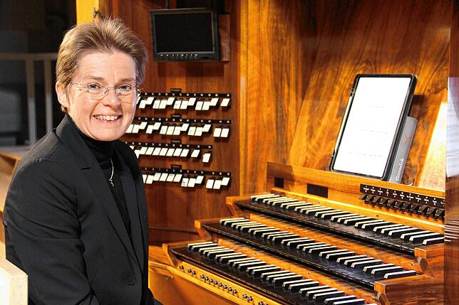 Orgel statt Kapelle: Melanie Jäger-Waldau spielt den Narrenmarsch immer am Fasnachtssonntag im Überlinger Münster.