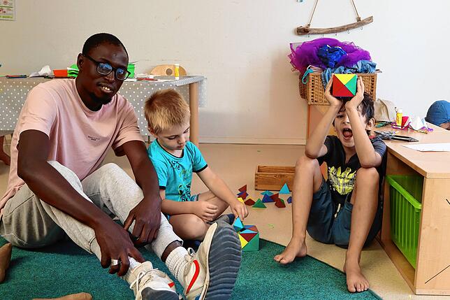 Abdourahmane Dieng (links) ist ausgebildeter Heilerziehungspfleger und nutzt die Ferien, um die Arbeit mit Kindern ohne ...