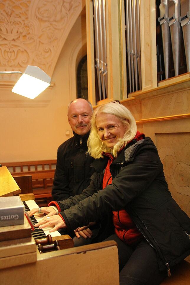 Sie haben die Sanierung angestoßen: Verena Schmidle fragte Pfarrer Erich Loks, ob jemand nach der Mechanik der Orgel schauen könnte. So ...
