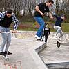 Jugendliche trainieren mit Scootern und Skateboards auf der Trendsportanlage, das Foto wurde vor der Corona-Krise gemacht. Trotz ...