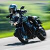 Ein Motorradfahrer verletzte sich bei einem Sturz nach einem Überholmanöver auf der L&nbsp;170 bei Steinasäge schwer (Symbolbild).