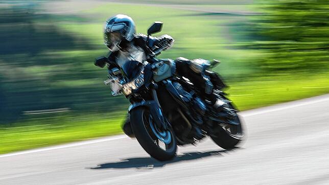 Ein Motorradfahrer verletzte sich bei einem Sturz nach einem Überholmanöver auf der L&nbsp;170 bei Steinasäge schwer (Symbolbild).