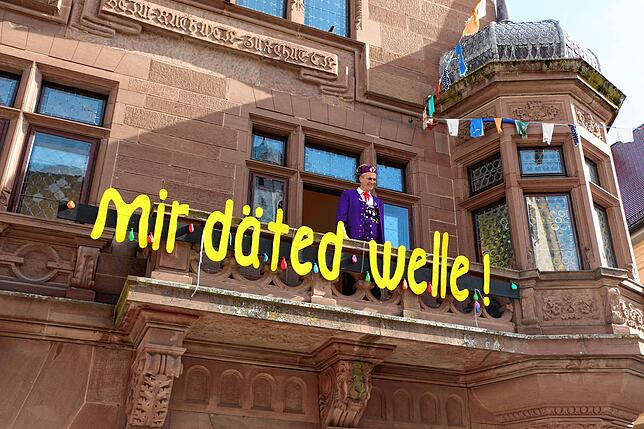 Kurz vor der Machtübernahme: Bürgermeister Arne Zwick wehrt sich mit Desinfektionsspray.