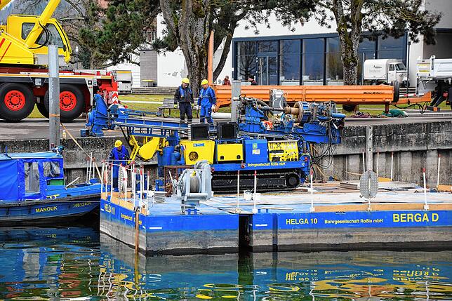 Bild 30: Bilder vom Zusammenbau einer Bohrplattform im Bodmaner Hafen