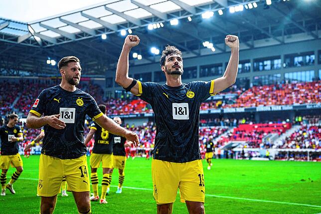 Mats Hummels (rechts) bejubelt seinen zweiten Treffer in Freiburg mit Neuzugang Niclas Füllkrug.