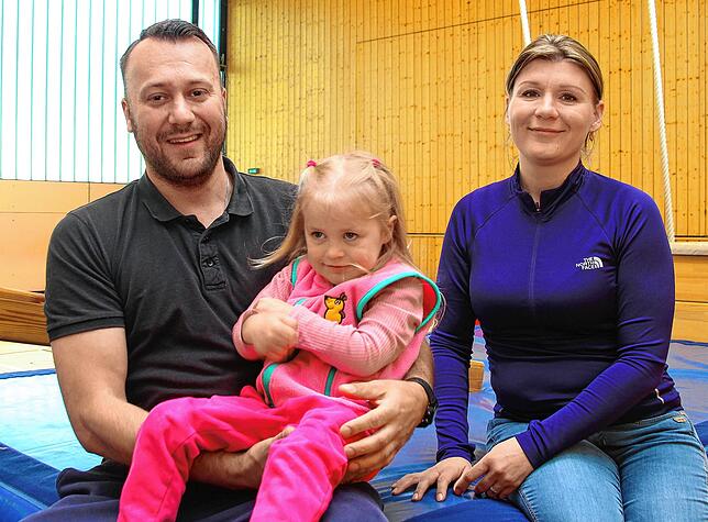 Weil Tochter Nora auf der langen Warteliste beim Kinderturnen stand, haben Robert Wesolowski und seine Lebensgefährtin Karolina Dokter ...