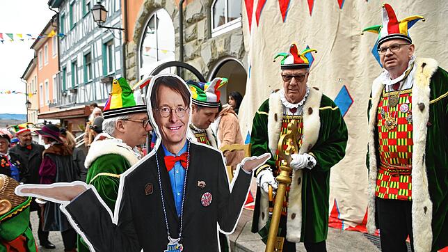 Der Lauterbach-Pappaufsteller am Schmotzigen Dunschtig vor dem Bürgerhaus Adler Post. Während er im Frühjahr nur zu spät war, kam er bei ...