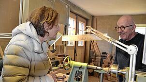 Viel gab es für die Besucher in Werkstätten und Geschäften bei der Bernauer Weihnachtstour zu sehen, eine Kundin verfolgte interessiert, ...