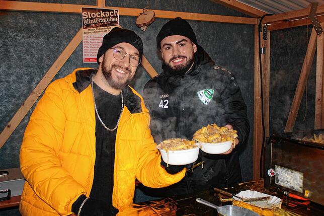 Server Yildirimli (links) und Fabrizio Stinziani von der Zweiten Mannschaft des VfR Stockach bereiteten Schupfnudeln zu.