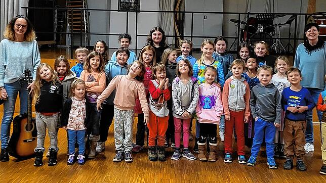 Die eigene Ausbildung von Nachwuchs ist seit Jahrzehnten fester Teil der Vereinsarbeit, der Kinderchor wird auch immer wieder in die ...