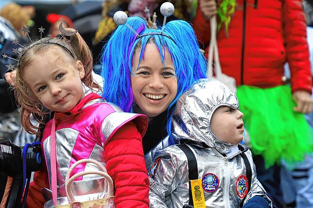 Bild 16: Überlingen am Schmotzigen Donnerstag: Bunte Bilder vom Kindergarten-Zug in der Altstadt