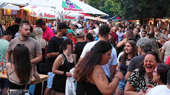 Je später der Abend desto zahlreicher die Besucher: Bei endlich angenehmeren Temperaturen gab es um 22 Uhr auf dem Marktplatz kein ...