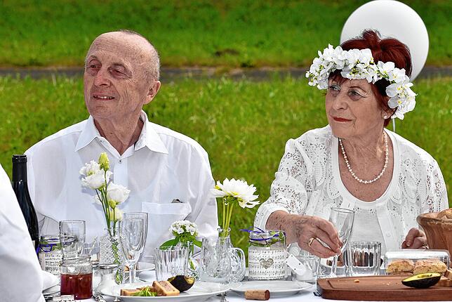 Bild 3: Französisches Picknick ganz in Weiß im Donaueschinger Schlosspark