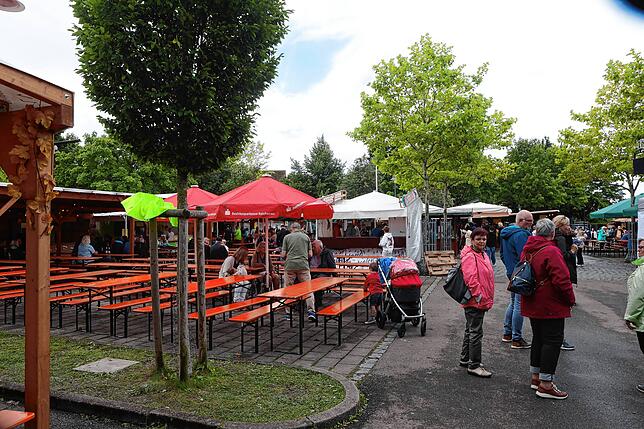 Bild 25: Reichenauer Weinfest 2025: Am Sonntag wird noch einmal miteinander angestoßen